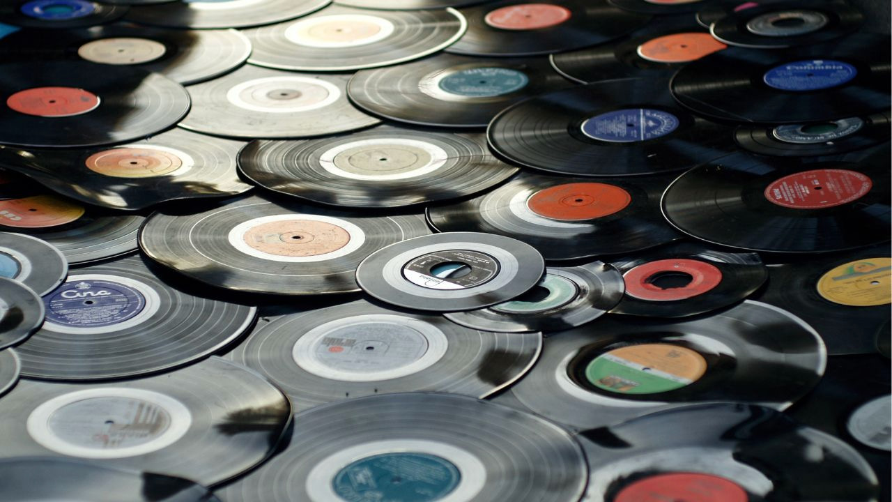 Discographie de Yacine Azeggagh. Singles, albums, disques d'or et de platine. Yacine AZEGGAGH